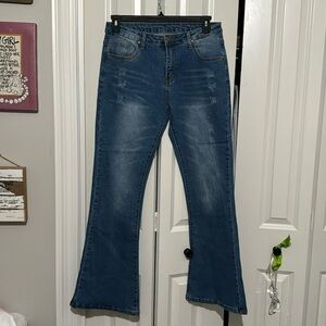Bell bottom, flaring, wide boot covering super stretch boutique jeans! Sz Large